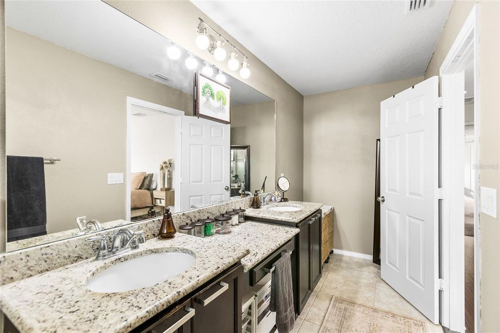 Image 33 of property listing at 8738 TURNSTONE HAVEN PLACE, Tampa, FL 33619