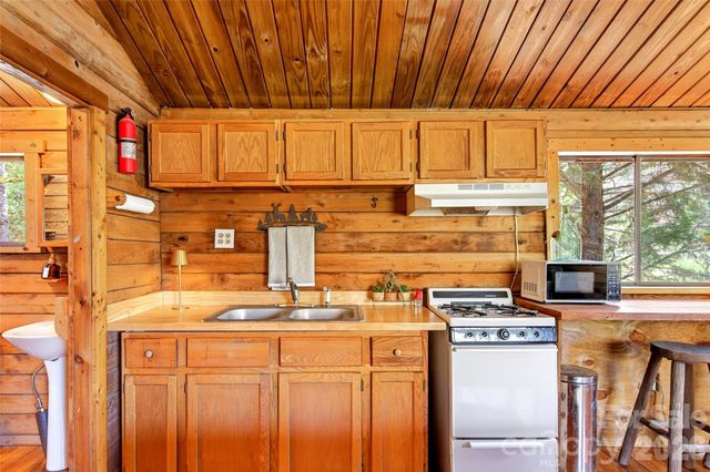 1959 Jackson Town Road, Spruce Pine, NC 28777