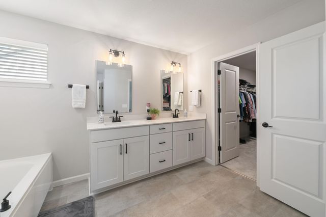 10318 McGregor Boulevard, Woodbury, MN 55129