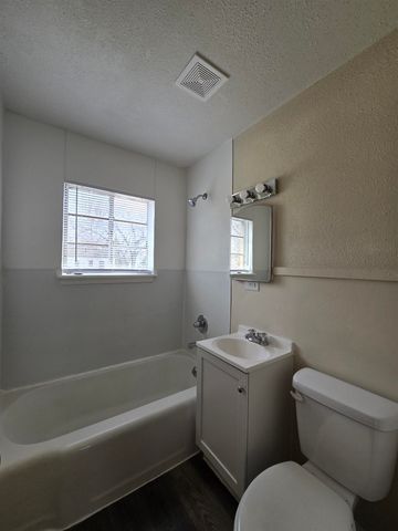 718 S Hunter, Wichita, KS 67217