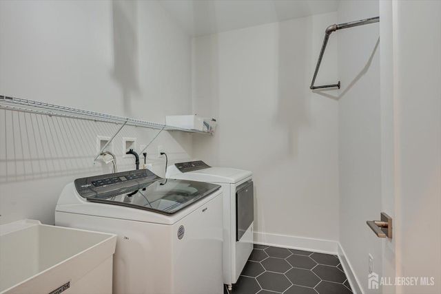 16 Valiant Court, Middletown, NJ 07748