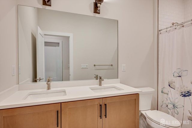 16 Valiant Court, Middletown, NJ 07748