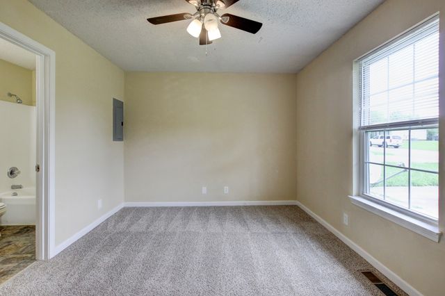 1006 Bush Ave, Oak Grove, KY 42262
