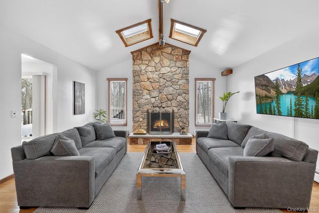 6 Pelham Court, Nanuet, NY 10954