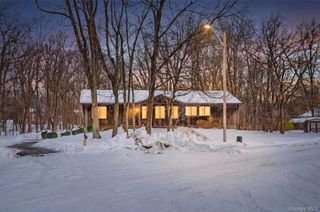 6 Pelham Court, Nanuet, NY 10954