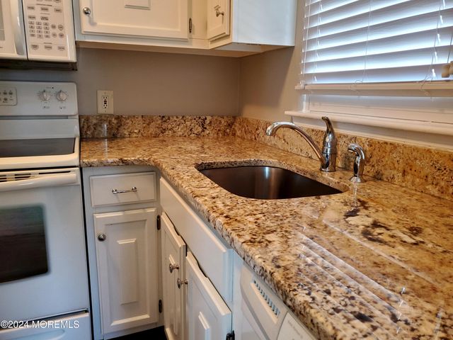 912 Wellington Place, Aberdeen, NJ 07747