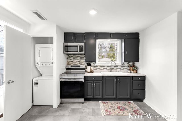 489 W 23rd Street, Holland City, MI 49423