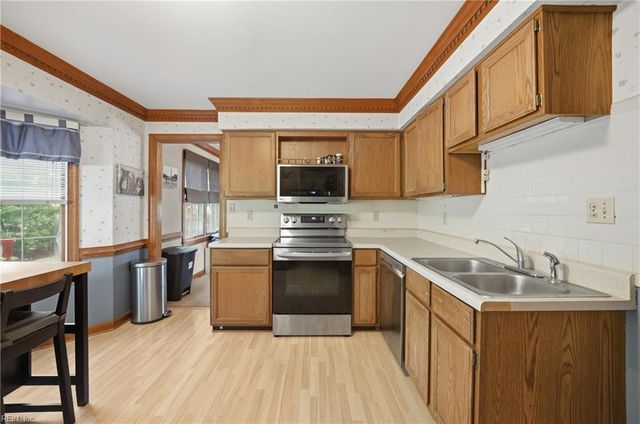 904 Lela LN, Chesapeake, VA 23322