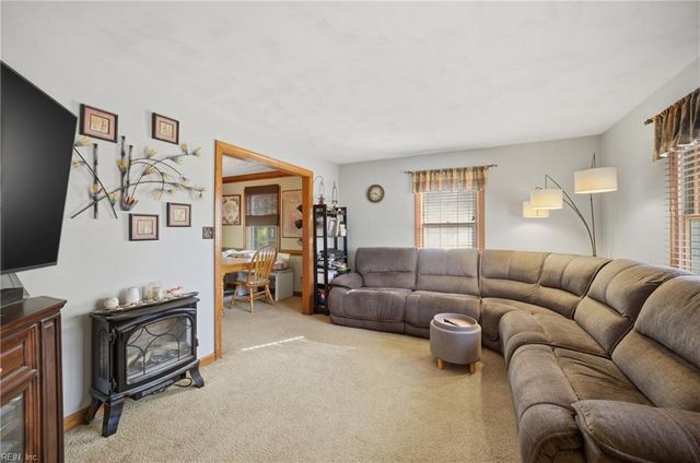 904 Lela LN, Chesapeake, VA 23322