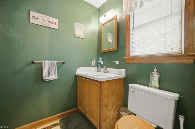 904 Lela LN, Chesapeake, VA 23322