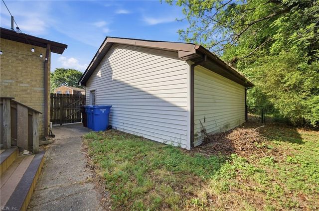 904 Lela LN, Chesapeake, VA 23322