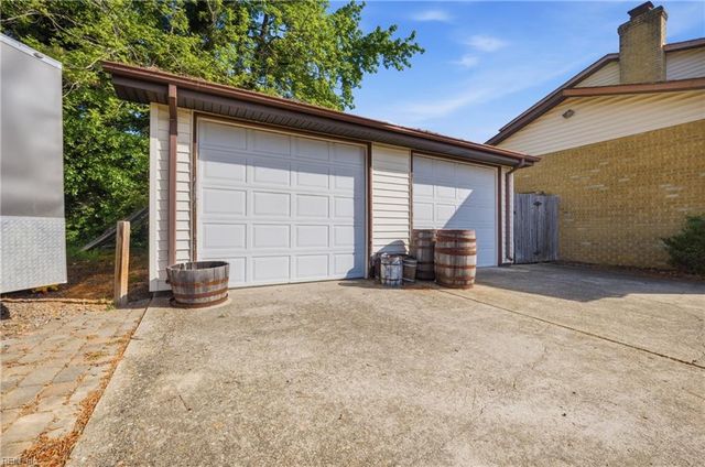 904 Lela LN, Chesapeake, VA 23322