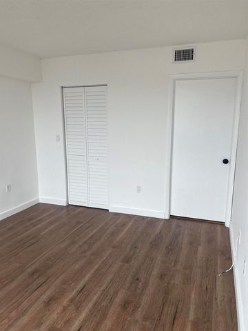 2055 SW 122nd 219, Miami, FL 33175