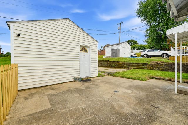 208 South Walnut Street, Huntington, WV 25705
