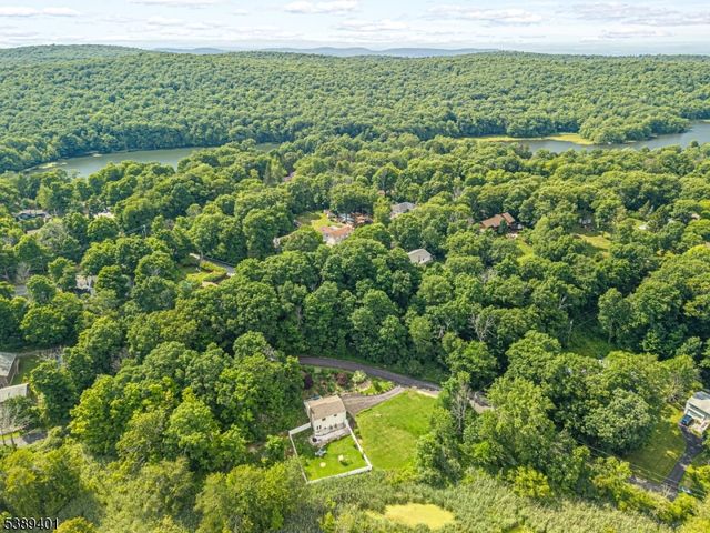 8 Pond Dr, Vernon Twp., NJ 07422