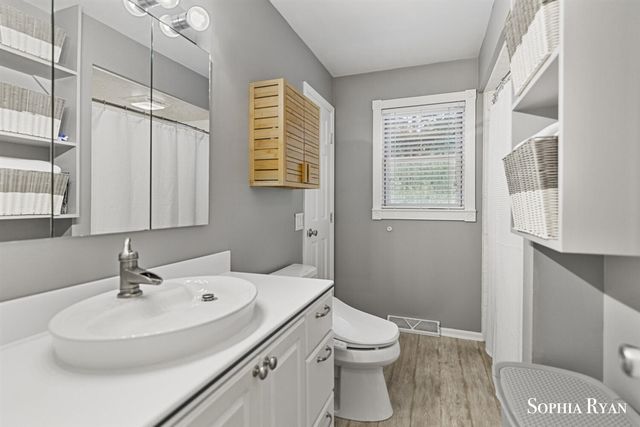 86 Carl Drive, Ada, MI 49301