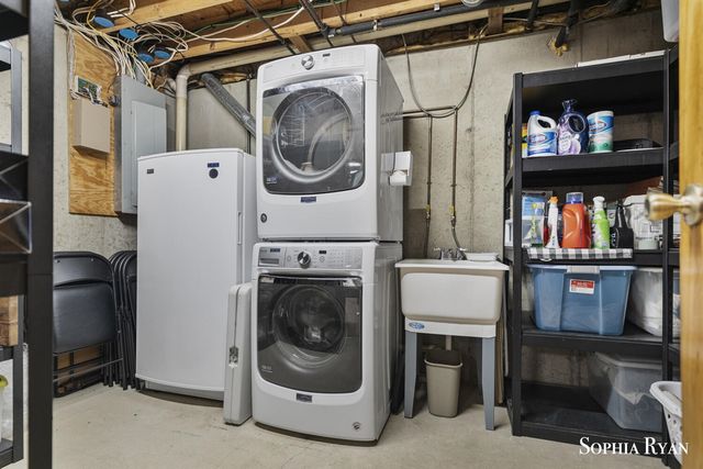 86 Carl Drive, Ada, MI 49301