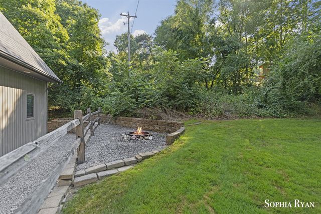 86 Carl Drive, Ada, MI 49301