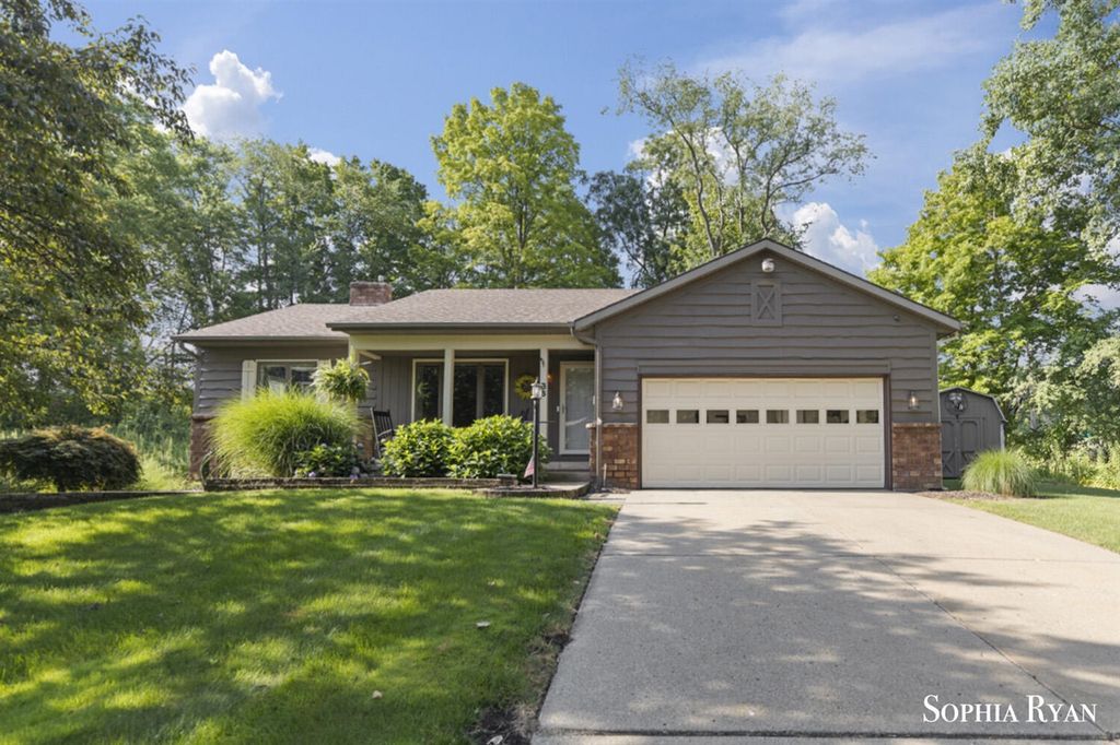 86 Carl Drive, Ada, MI 49301