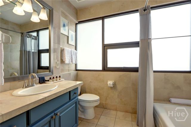 220 E State Street, Savannah, GA 31401