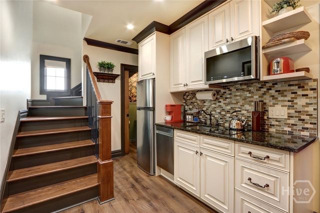 220 E State Street, Savannah, GA 31401