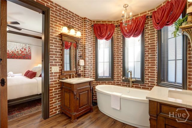 220 E State Street, Savannah, GA 31401