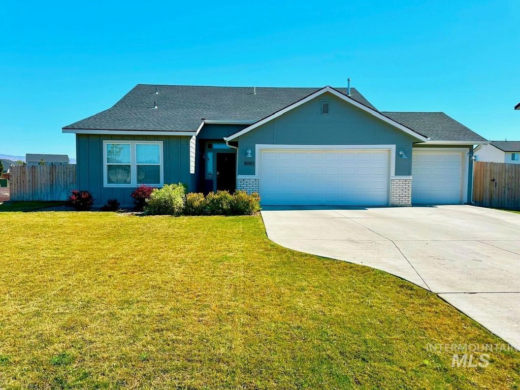 1690 SW Miner St, Mountain Home, ID 83647 photo 1