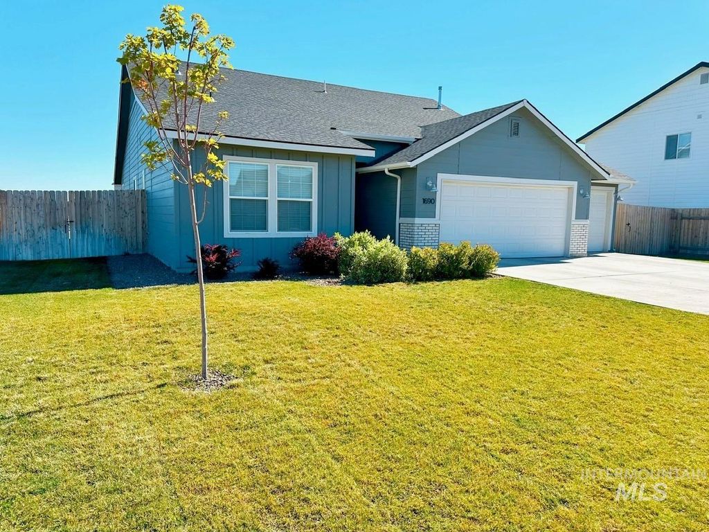1690 SW Miner St, Mountain Home, ID 83647 photo 2