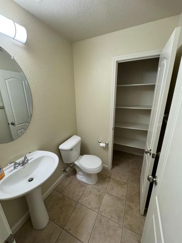 17359 Stone Celler Way, Lathrop, CA 95330