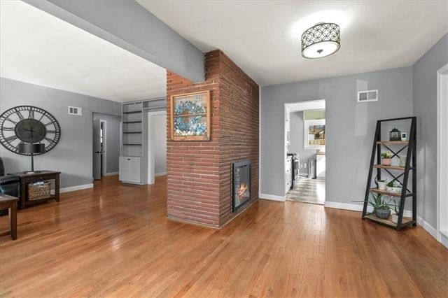 660 E Red Road, Independence, MO 64055