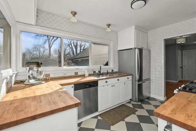 660 E Red Road, Independence, MO 64055