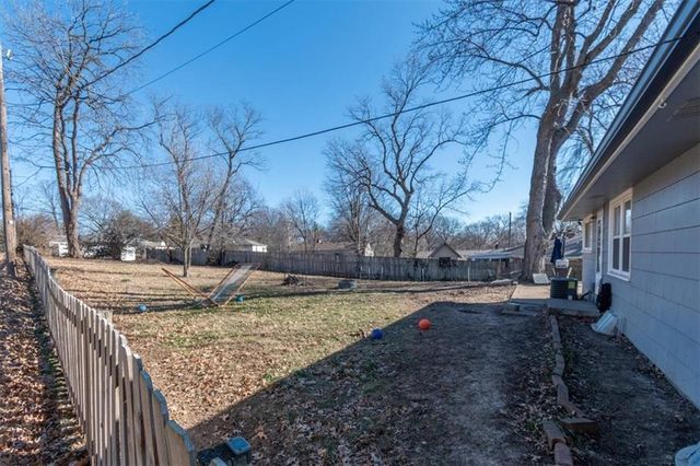 660 E Red Road, Independence, MO 64055