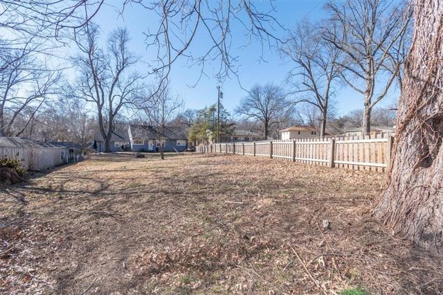 660 E Red Road, Independence, MO 64055