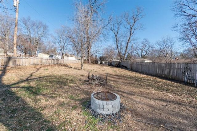 660 E Red Road, Independence, MO 64055