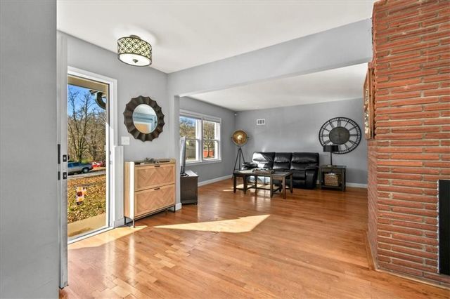 660 E Red Road, Independence, MO 64055