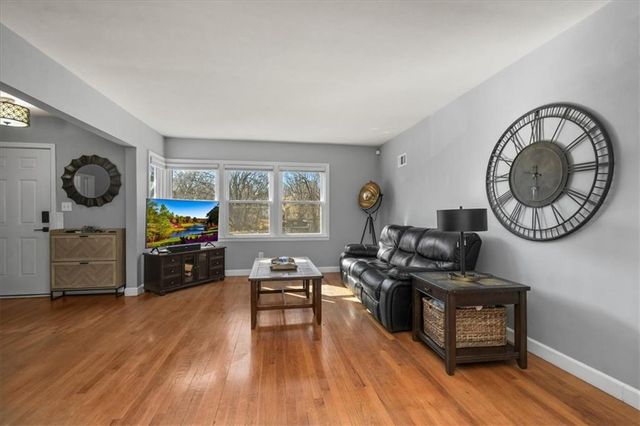 660 E Red Road, Independence, MO 64055