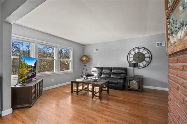 660 E Red Road, Independence, MO 64055