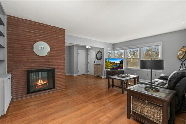 660 E Red Road, Independence, MO 64055