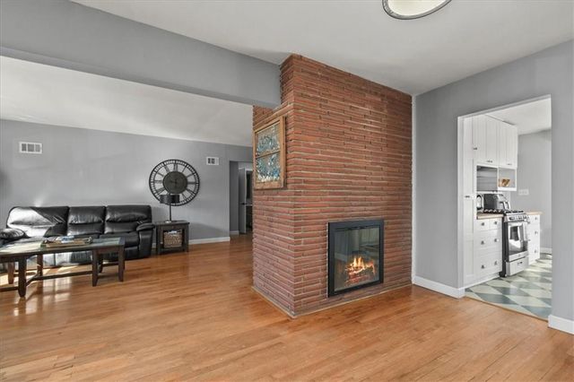 660 E Red Road, Independence, MO 64055