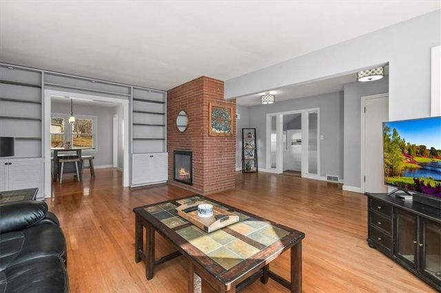 660 E Red Road, Independence, MO 64055