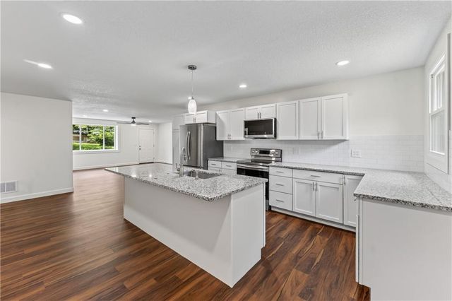 5851 Barnes Avenue, Kansas City, MO 64119