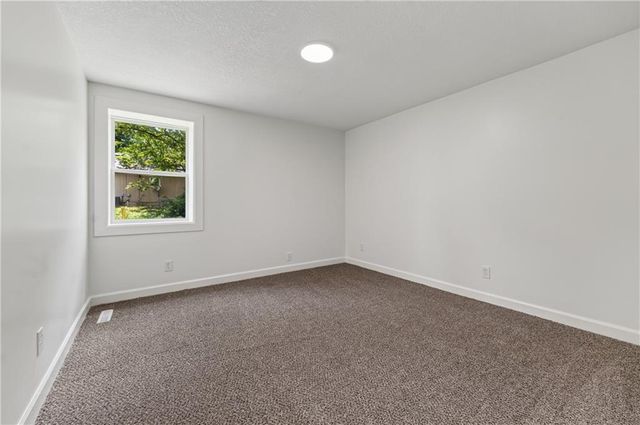 5851 Barnes Avenue, Kansas City, MO 64119