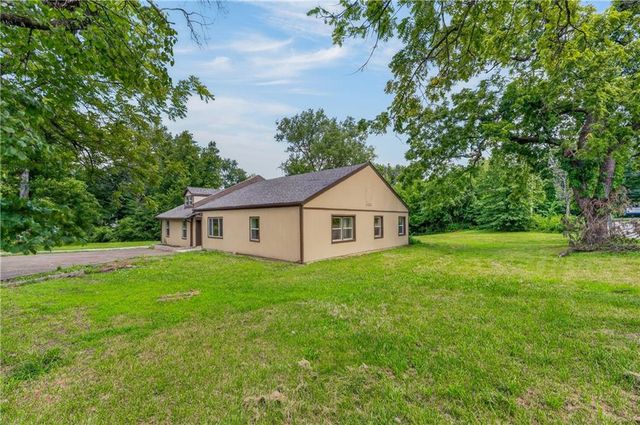 5851 Barnes Avenue, Kansas City, MO 64119