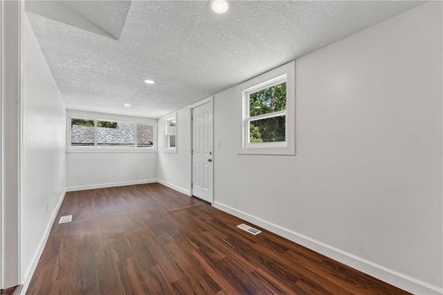 5851 Barnes Avenue, Kansas City, MO 64119