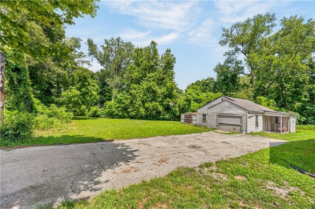 5851 Barnes Avenue, Kansas City, MO 64119