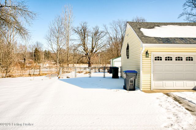 527 S Park Rd, Louisville, KY 40118