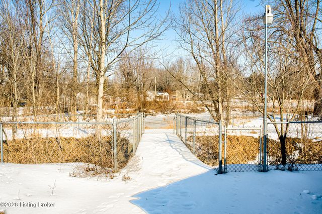 527 S Park Rd, Louisville, KY 40118