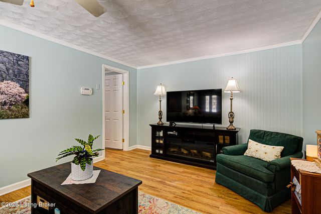 527 S Park Rd, Louisville, KY 40118