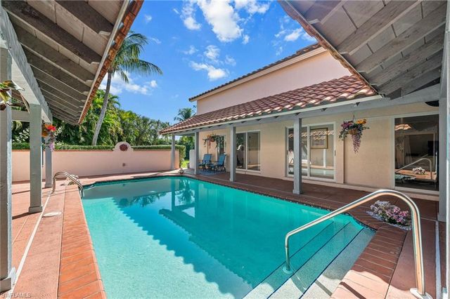 1930 Blackstone CIR, Naples, FL 34109