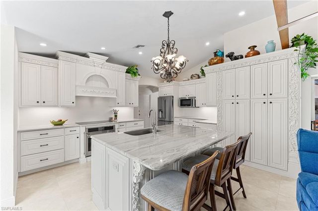 1930 Blackstone CIR, Naples, FL 34109